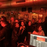 Animation karaoké par Monsieur Woustache à La Ribouldingue, Nantes. Ambiance festive avec public au micro