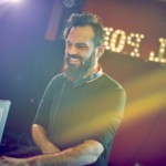 Monsieur Woustache, DJ résident au Bal Pop' à Saint-Herblain, en plein mix pour une soirée dansante