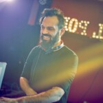 Monsieur Woustache, DJ résident au Bal Pop' à Saint-Herblain, en plein mix pour une soirée dansante